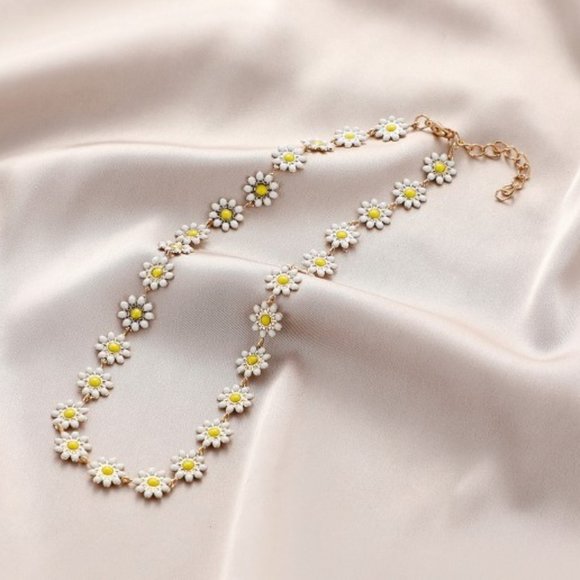 New Daisy Flower Chain Necklace - Picture 2 of 5